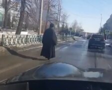 батюшка на моноколесі, скрін з відео