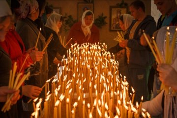 У російському храмі дівчинку кілька разів підкинуло у повітря: відео