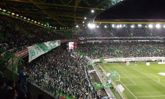 На матчі чемпіонату Португалії ледь не спалили стадіон