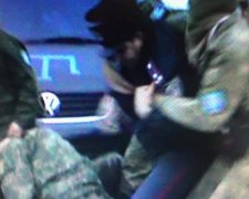 Учасники блокади Криму поранили ножем поліцейського (фото)