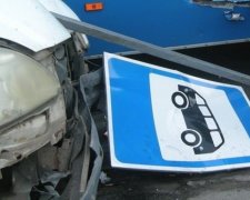 "Газель" зрівняла з землею миколаївську зупинку (фото)
