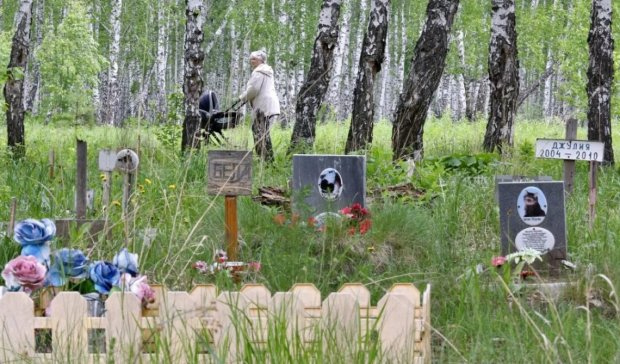 Почему нельзя нести венки на кладбище: священники срочно обратились к украинцам
