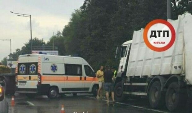"КамАЗ" протаранил мусоровоз в Киеве