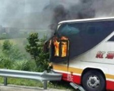 Китаєць сварився з дружиною і перевернув автобус