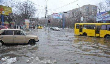  Вулиці Маріуполя перетворилися на глибокі брудні річки (відео)