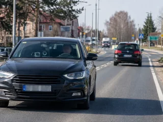 Немаркований автомобіль контролю швидкості в Польщі
