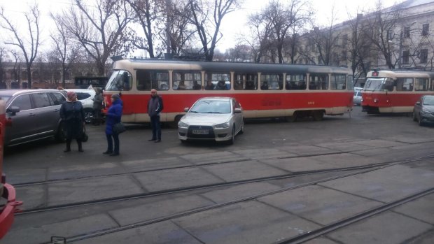 Киевляне оригинально расправились героя парковки без эвакуатора и крана, но получилось эффектно