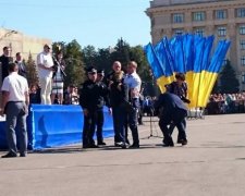 Во время присяги полицейская потеряла сознание - Яценюк бросился на помощь (фото)