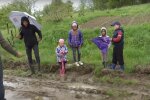 На Львівщині діти засадили вбиту дорогу картоплею та присоромили чиновників на всю Україну