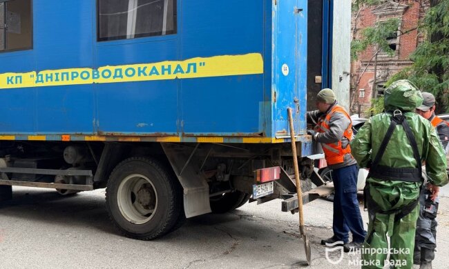 Коммунальщики ремонтируют водопровод в Днепре