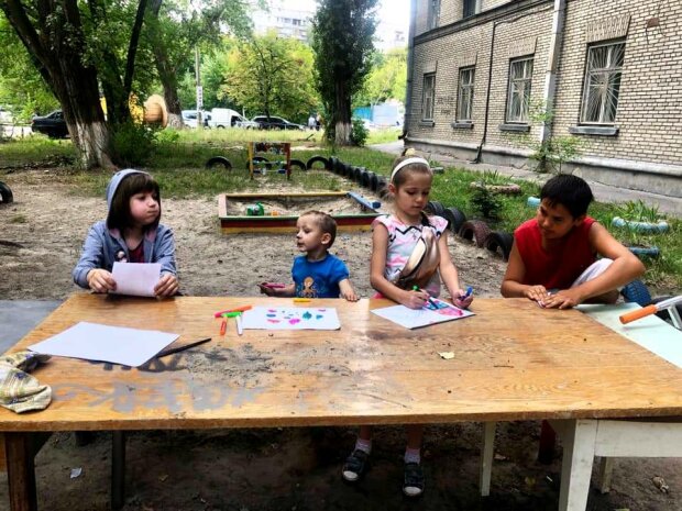 Киевских школьников оставили без воды и света: Кличко игнорирует, люди обвиняют Непопа