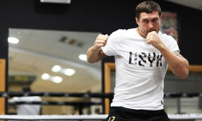 Усик прибыл в Чикаго готовиться к бою в хэвивейте: фото