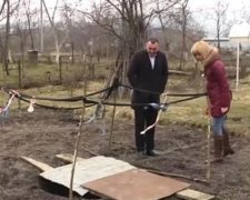 Жители Львовщины случайно добыли нефть на своем участке