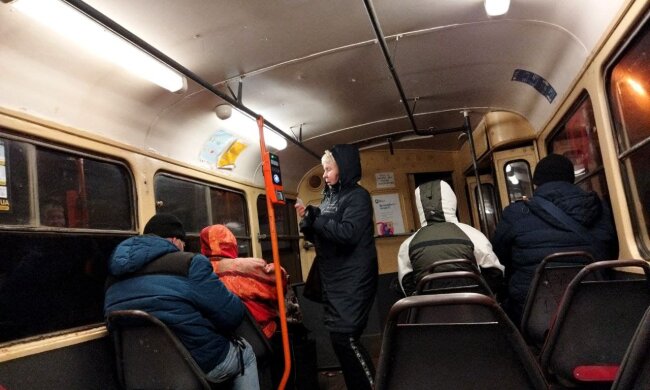 Громадський транспорт - фото Знай.ua