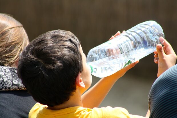 Дитина п'є воду, фото Pxhere