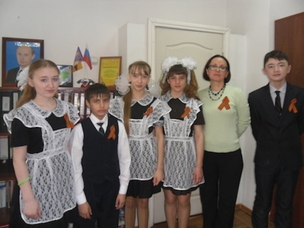 Школярів у Росії змушують носити георгіївські стрічки (фото)