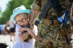 Батько з дитиною. Фото: gazeta.ua