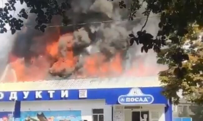 Под Харьковом пылает магазин, слышны взрывы - огонь пытаются обуздать 30 спасателей