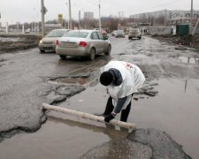 Традиційна українська дорога: в мережі показали, як виглядає в’їзд у пекло