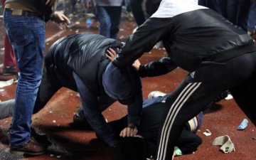 Росія у всій красі: п'яний жлоб одним ударом вирубив таку ж дівку