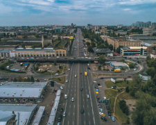 Машини повисли у повітрі: страшна ДТП на мосту паралізувала Київ