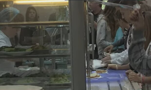 Шкільна їдальня, кадр з відео