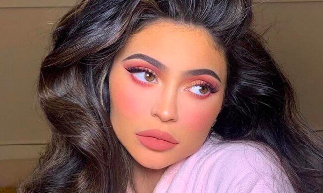 Кайлі Дженнер вперше показала вагітний живіт: "Повірити не можу"