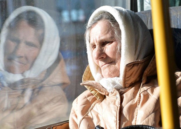 Гола пенсіонерка викинулася з вікна у всіх на очах: моторошна трагедія приголомшила Київ