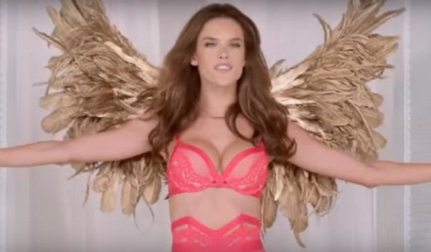 Ангелы Victoria Secret исполнили рождественскую песню (видео)