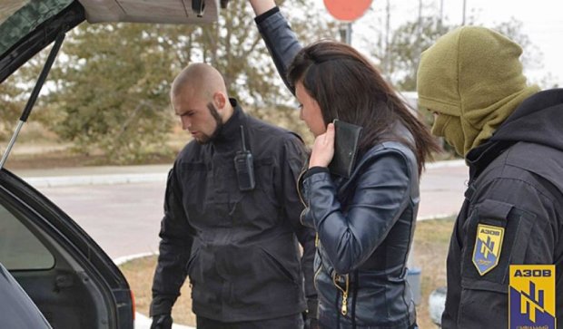 К крымским "блокадникам" присоединились бойцы полка "Азов" (фото)