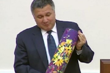 Що дарували прем'єру Яценюку: килимок, ваза і посуд