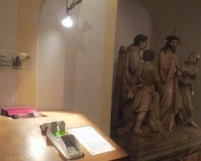 Батюшка на скейті і електронні свічки: релігія стала сучасною