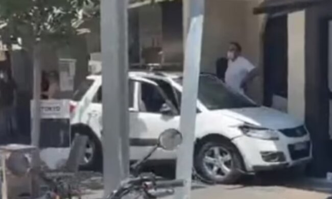 Озверевшая машина врезалась в летнее кафе на полном ходу: люди и столики разлетелись на десятки метров