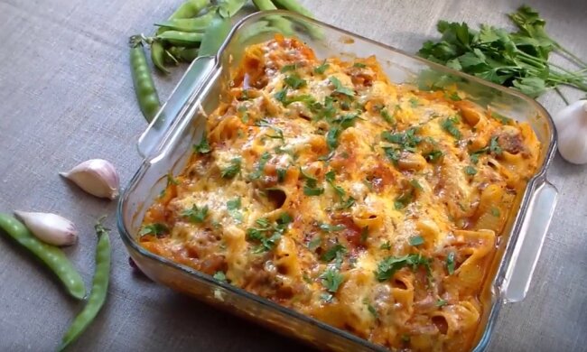 Фаршировані макарони під соусом, скріншот: YouTube