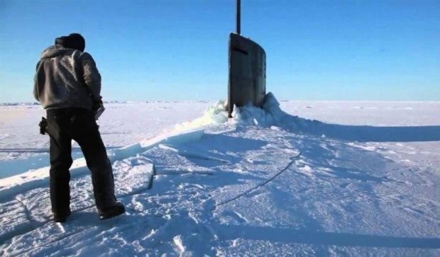 Як підводний човен спливає в Арктиці крізь лід (відео)
