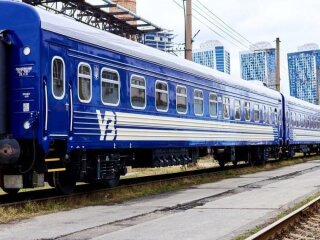 Пошкодження залізничної інфраструктури після обстрілу Києва