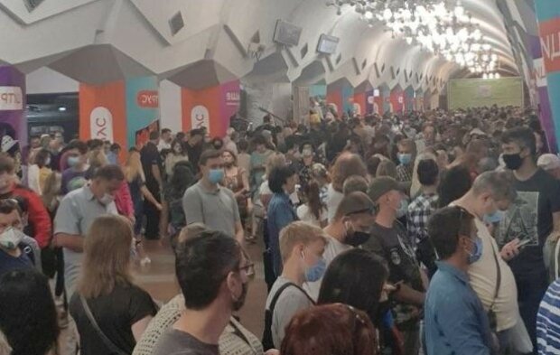 Из харьковского метро бегут машинисты, повсюду очереди: "Доверяй делам"