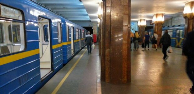 "Що за ху**а діється?": у Києві зупинили потяги метро, пасажирів терміново виводять, - відео