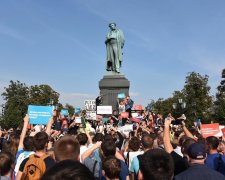 Тепер дітей можна лупцювати законно: як пройшов День народження "великої та могутньої"