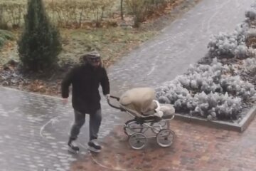 Креативний харків'янин з візочком і на ковзанах вразив українців: "Татусь року"