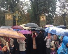 Верующие вышли на митинг против "церковного рейдерства"