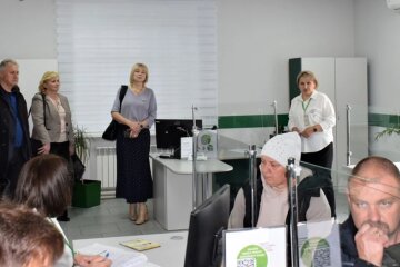 Люди стоять в черзі в Пенсійний фонд