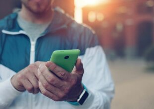 Чоловік з телефоном, скріншот: YouTube