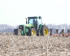 Зеленський підтримав заборону на продаж землі іноземцям: деталі