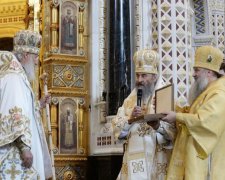 Поїхав на поклон: глава УПЦ засвітився по праву руку від Кирила