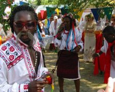 Борщ с ананасами: украинка воссоздала родину в далекой стране