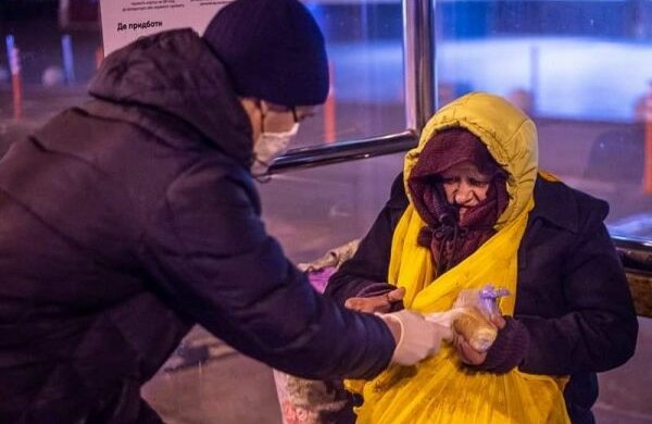 У столиці волонтери УПЦ щодня годують замерзлих бездомних / фото Сергій Рижков