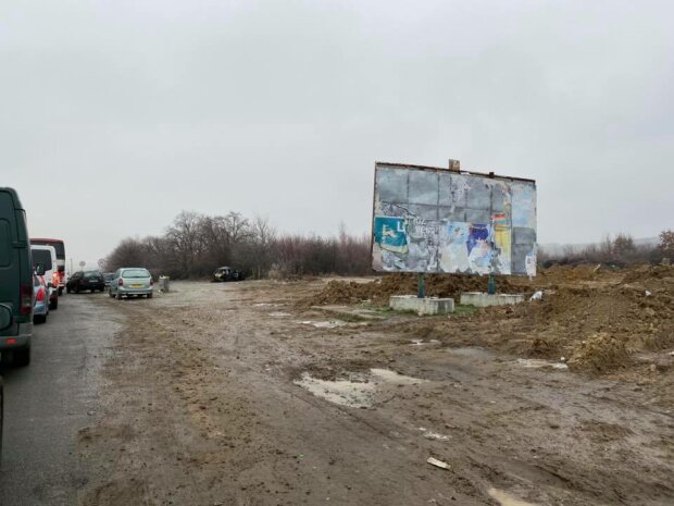 Украинец показал адские очереди и месиво на границе со Словакией: "Не в состоянии убрать за собой г*вно"