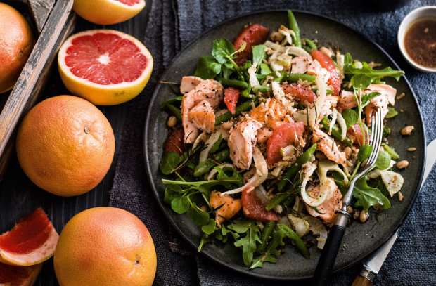 Рецепт свежего салата с лососем и грейпфрутом