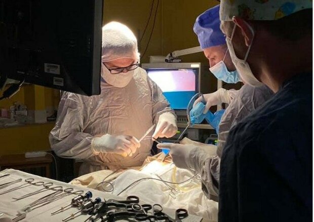 У львівському Охматдиті немовляті провели унікальну операцію без скальпеля: "Живи, маля!"